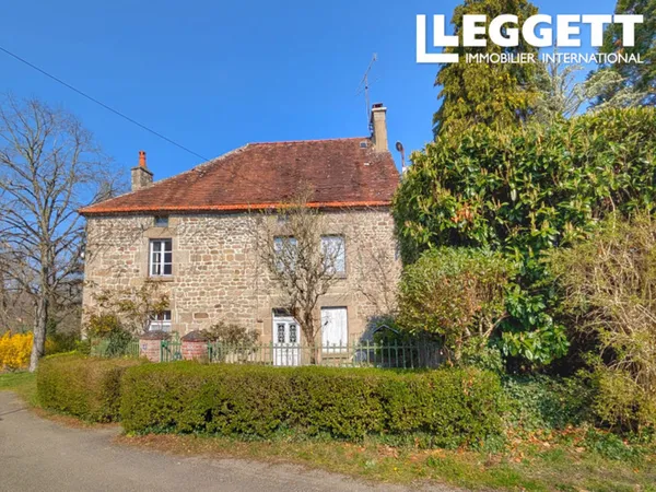 Jolie fermette à rénover avec dépendances et 7 hectares de terrain dans un endroit tranquille près d