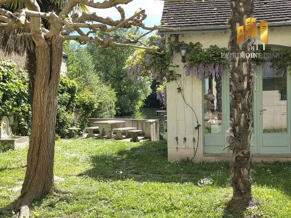 Maison de caractère à La Chartre-sur-le-Loir - 300 m² avec