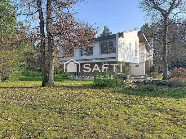 Maison d'architecte en lisière de forêt