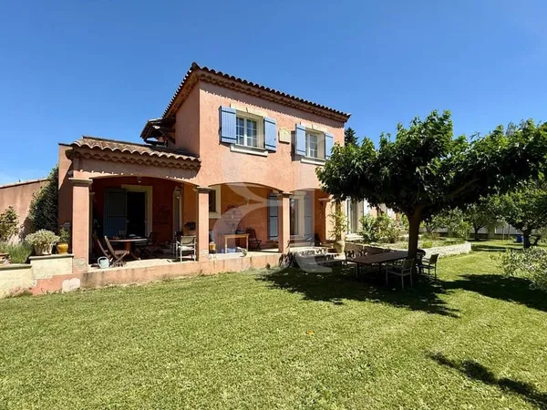 Jolie villa avec terrasse et garage à vendre à Paradou