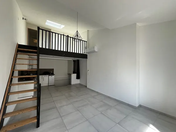 Appartement duplex 2 pièces à louer au dernier étage à Saint-Maximin-la-Sainte-Baume