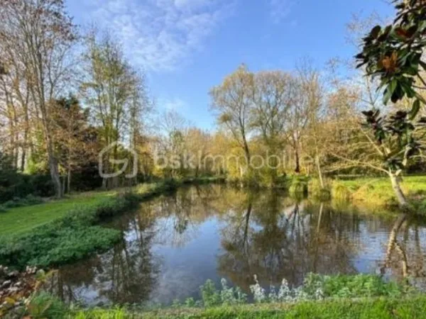 A vendre, en plein coeur des marais, maison avec garage et étang + parcelle constructible viabilisée