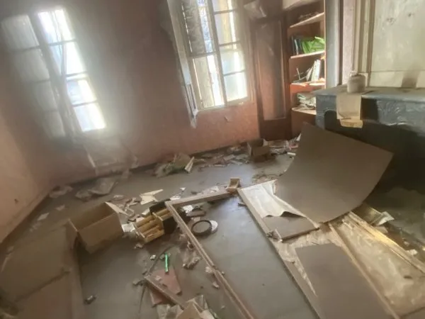 Maison de ville debut 20 s, 160m2 avec une cour. REHABILITAT