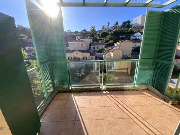 EXCLUSIVITE-MENTON BAS BORRIGO 3 PIECES EN ETAGE ELEVE, GARAGE.
