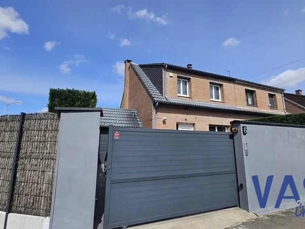 Magnifique maison semi individuelle avec 4 chambres et jardin