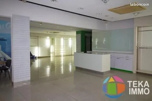 Local commercial de 192m²en pleine centre ville de Saint-André