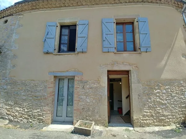 Dans village maison en pierre, 2 habitations possible !
