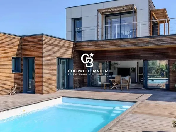 Maison contemporaine lumineuse avec piscine et grand garage