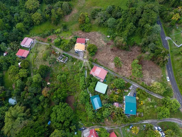 Terrain constructible de 568 m2 dans un cadre verdoyant au Vauclin