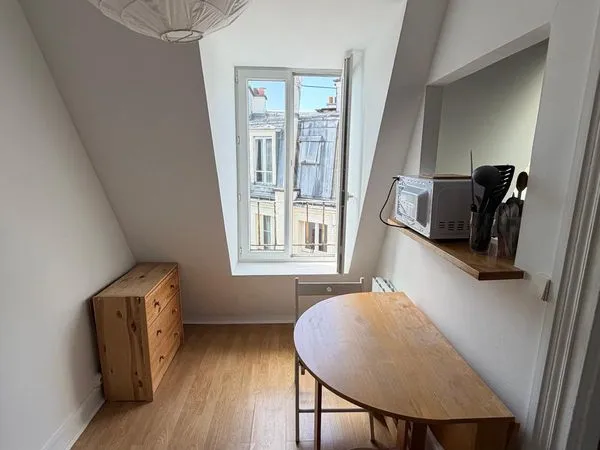Location Meublée - Studio 12m2 - 75020 - Maraîchers - Rafraîchissement et isolation neuf