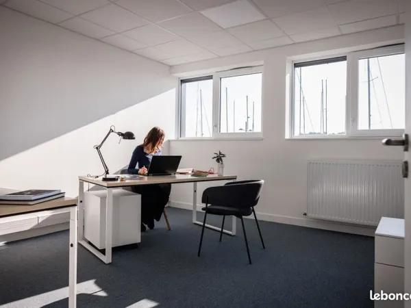 Bureau privatif 3 postes de travail, au Lab'Océan, sur le port de la Trinité-sur-Mer