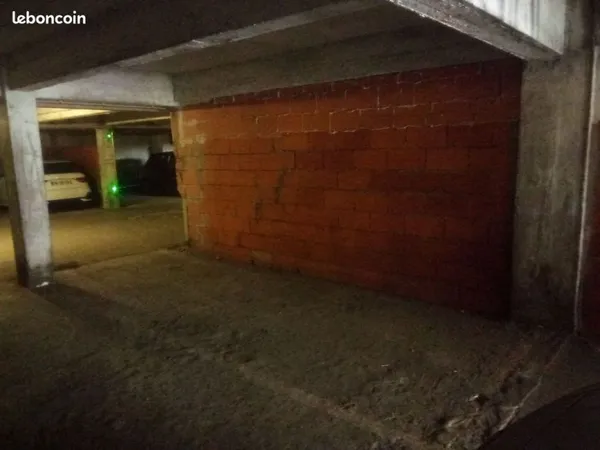 Place de parking sous-sol à François Verdier derrière un portail