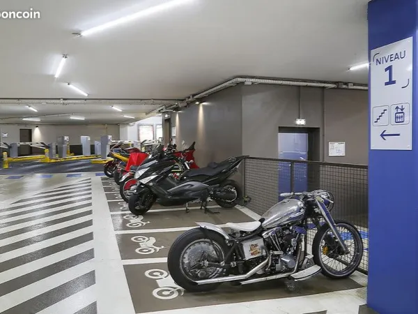 Place Moto - Place Saint Ferdinand