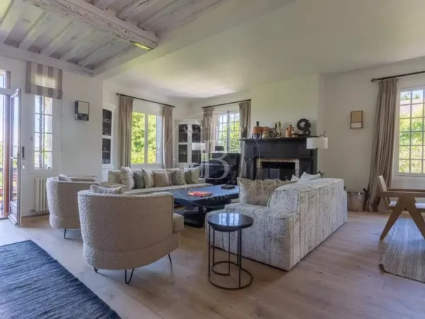 SECTEUR RESIDENTIEL - PROPRIETE 8 CHAMBRES - PISCINE