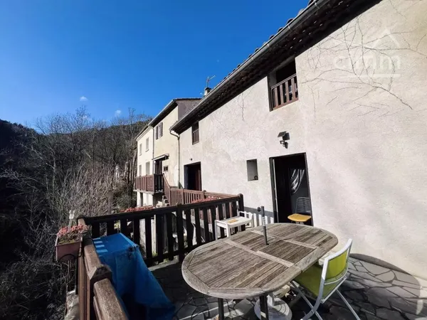 Maison en pierre avec extérieur