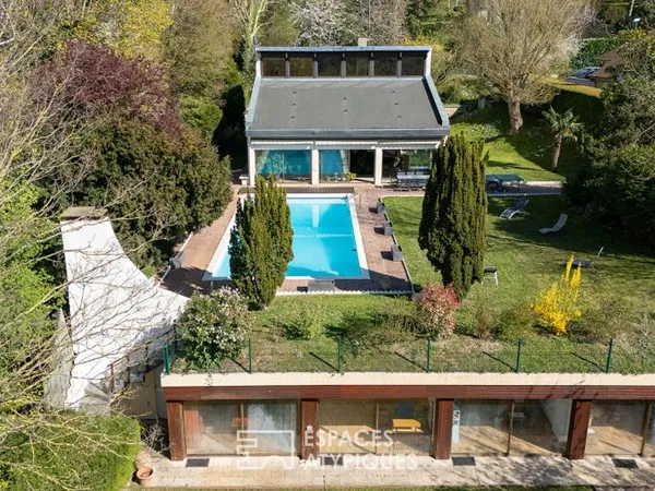 Maison d'architecte aux multiples facettes avec vue dégagée, piscine et dépendances