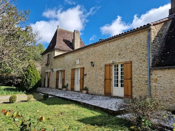 Maison de village de caractère avec piscine et terrain de 1875m2