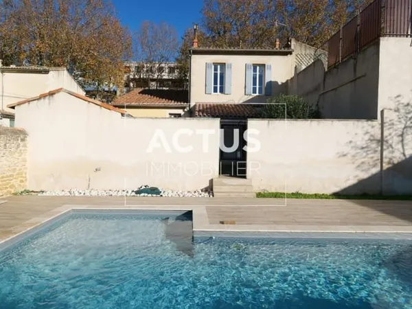 Maison de ville au centre de Salon avec garage et piscine