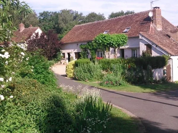 Charmante maison en pierre dans un endroit tranquille