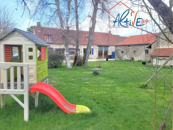 Propriété composée de plusieurs bâtiments sur le secteur de Charbuy de 275m² à 10-15 minutes d'Auxer