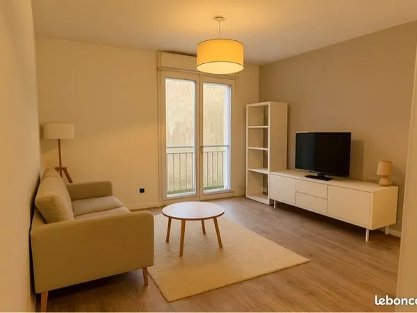 Très beau studio idéalement situé rue de la crèche avec balcon et parking sous-terrain