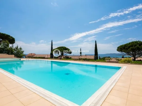 Charmant studio rénové avec vue mer et piscine, à 200m de la p