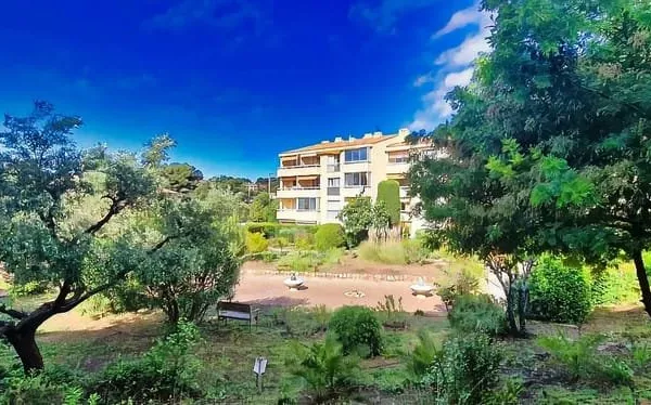 Emplacement idéal proche plage - T1 avec potentiel et garage possible