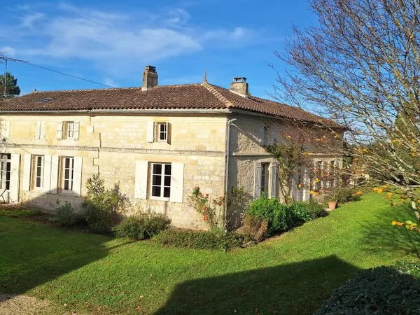 Vends maison rénovée avec piscine et tennis
