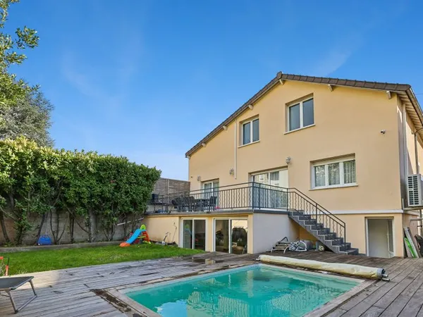 Rare sur le secteur ! Maison familiale avec piscine et grand jardin