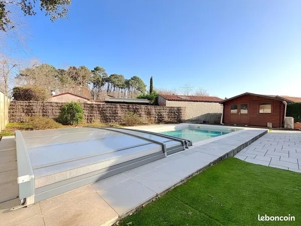 Maison TRAVERSANTE 125 m2 PLAIN PIED 4 CH - 2 WC - 2 SDB - Terrain 636m2 avec PISCINE CHAUFFEE - 3 T