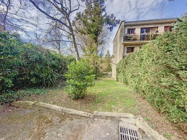 Beau 2 pièces ou Grand studio de 35 m2 refait à neuf - proche RER B, Résidence calme et arborée.
