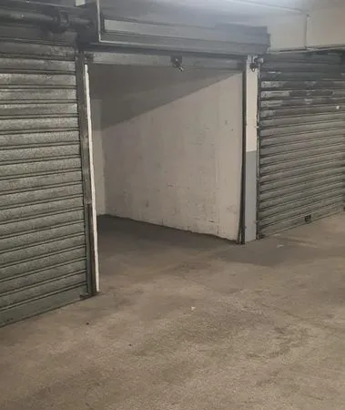 Parking garage box fermé et sécurisé dans résidence