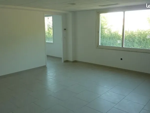 Loue 3 bureaux de 80M² et entrepôt de 170M² climatisés