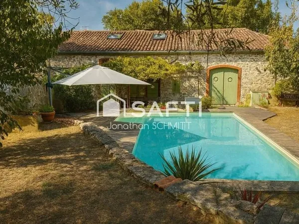 Maison 7 pièces 230 m²