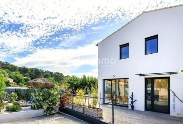 13012 / Maison rénovée / Jardin / Piscine