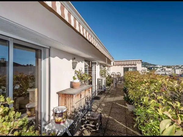 Dernier étage, 6 pièces de 155 m2 sur terrasse de 30 m2 exposé Sud