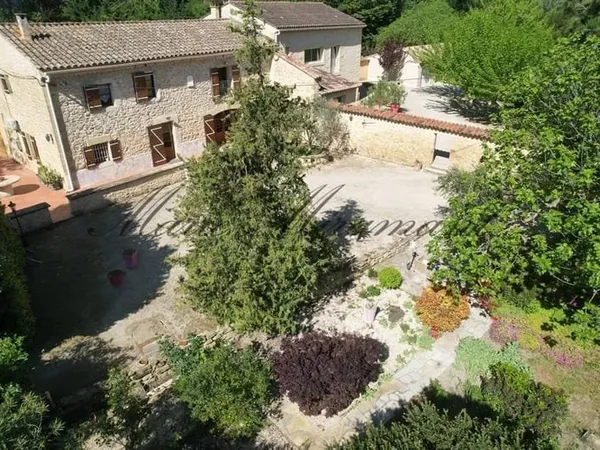 Près dAvignon, bel ensemble immobilier avec dépendance