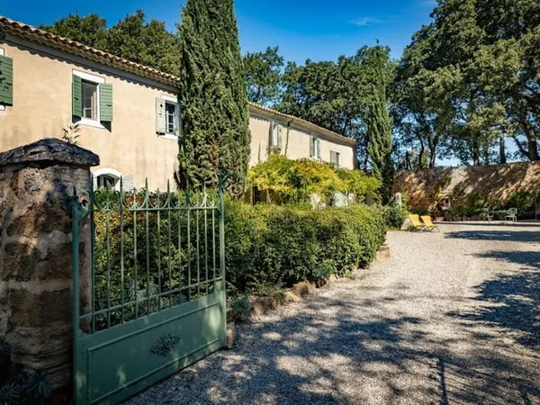 Bâtisse de caractère du XIXe et son parc aux essen