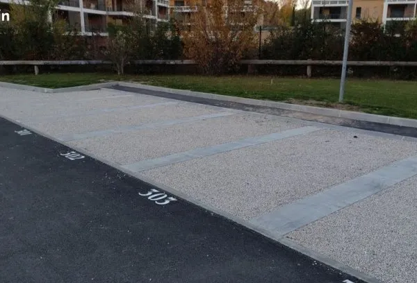 Place de parking extérieur vendue louée - investisseur