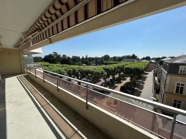 Loue très bel appartement T4 de 123m², entièrement rénové. Très lumineux et traversant - Chalon / Sa