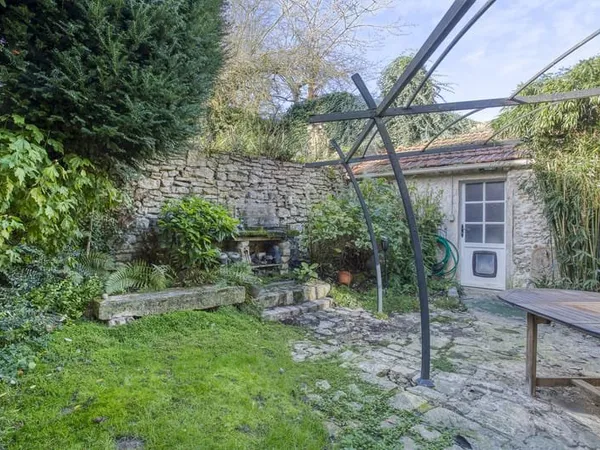 THOIRY 2' MAISON ANCIENNE AVEC DEPENDANCE
