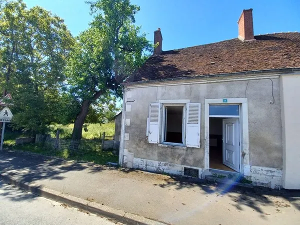 Au coeur du village avec commerces.