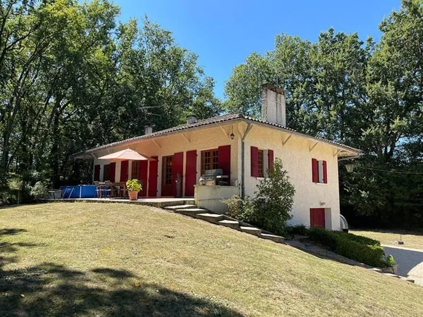 Maison sur deux niveaux avec jardin clôturé, à proximité de Villeréal
