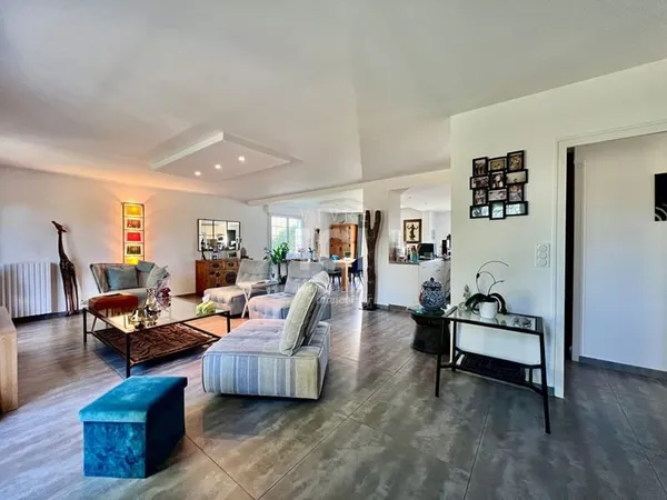 MAISON FAMILIALE - 6 CHAMBRES - PISCINE - 2000M² - CALME - TREILLIERES