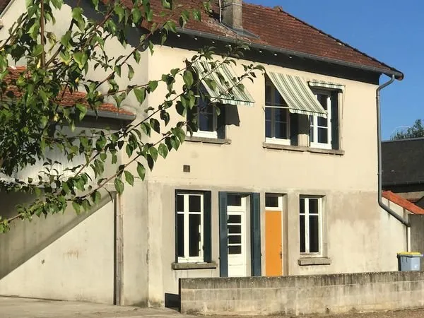 Maison de ville 80 m² - 3 chambres - Cour + parking - Nevers proche centre
