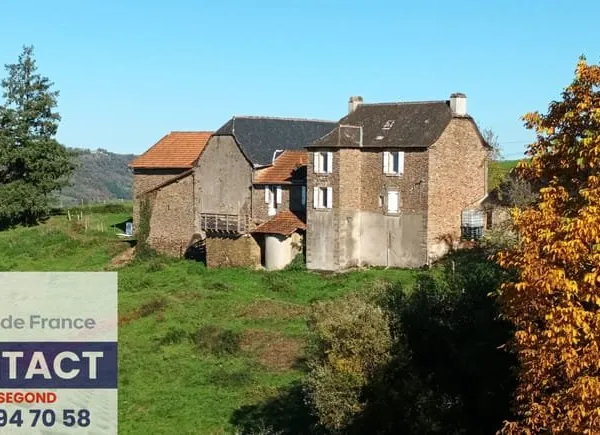 15 Km CONQUES- BEAU CORPS DE FERME -140 m2-1,6 Ha-