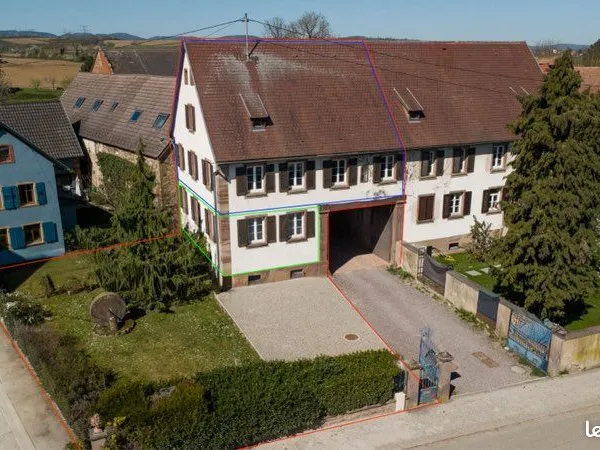 Ensemble immobilier - 2 appartements + combles aménageables - terrain, parking, cave