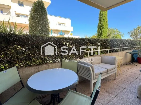 Deux pièces en rez de jardin rénové avec grande terrasse