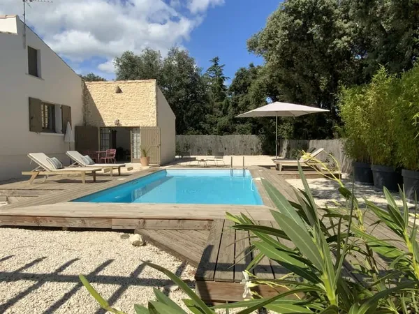 Villa de plain pied avec piscine.