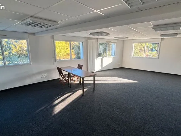 Rare - Bureau avec balcon 56 m² - Pellouailles-les-Vignes